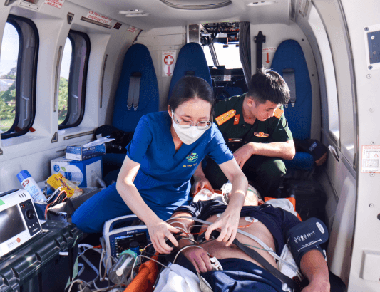 Kịp thời đưa hai bệnh nhân nguy kịch từ đảo Song Tử Tây và đảo Sinh Tồn về đất liền