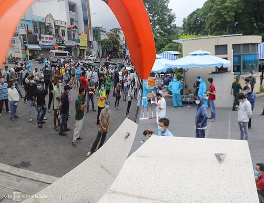 Xếp hàng xét nghiệm lấy 'giấy thông hành'