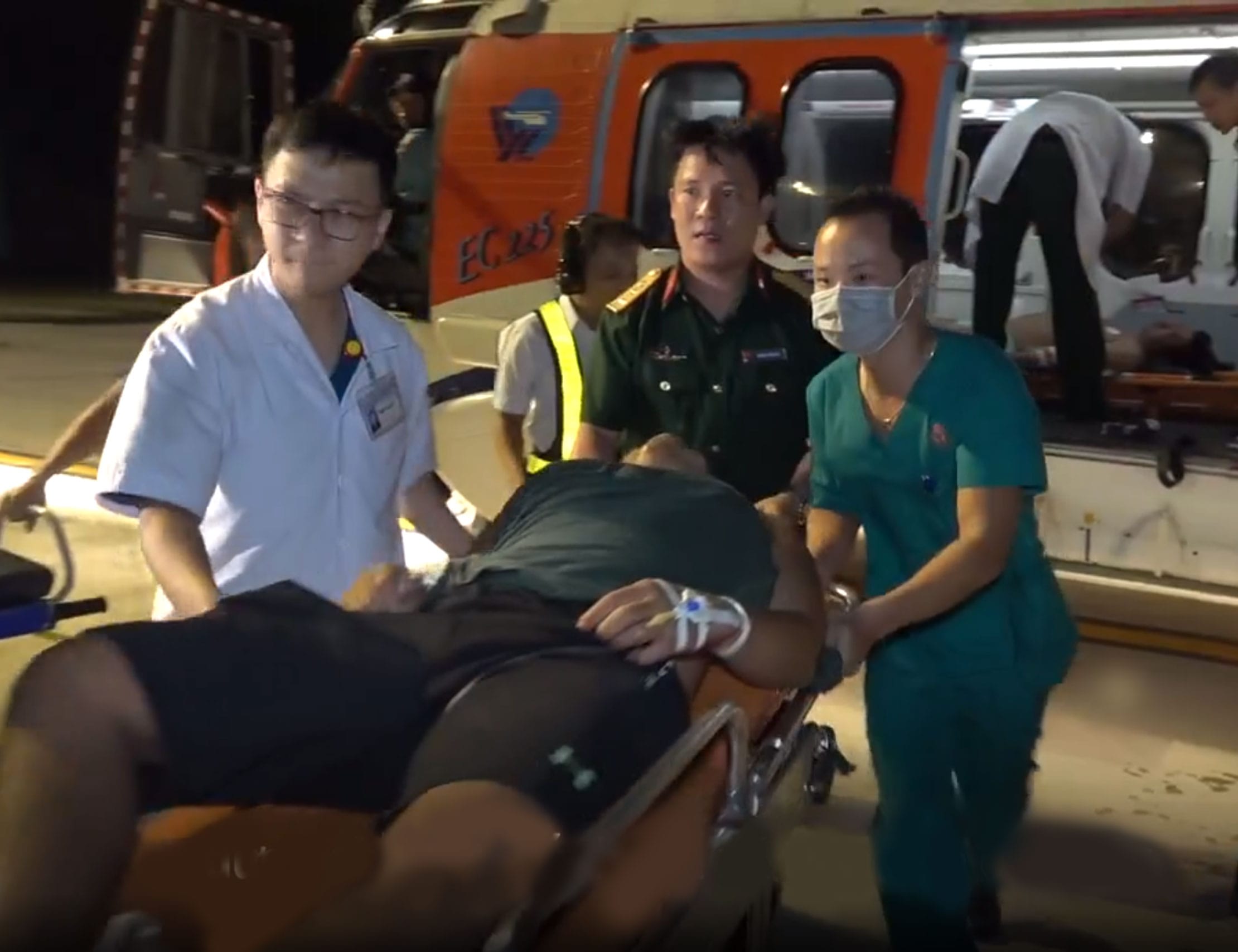 Hai ngư dân ở đảo Trường Sa gặp nguy hiểm khi lặn sâu