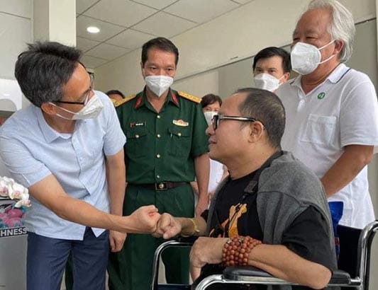 Nghệ sĩ Trần Mạnh Tuấn tặng Phó Thủ tướng Vũ Đức Đam bản nhạc 'Diễm xưa' tại Bệnh viện Quân y 175