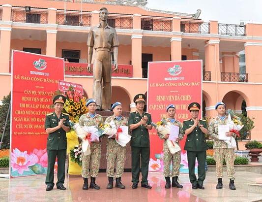 Các thành viên Bệnh viện Dã chiến cấp 2 số 3 báo công dâng Bác