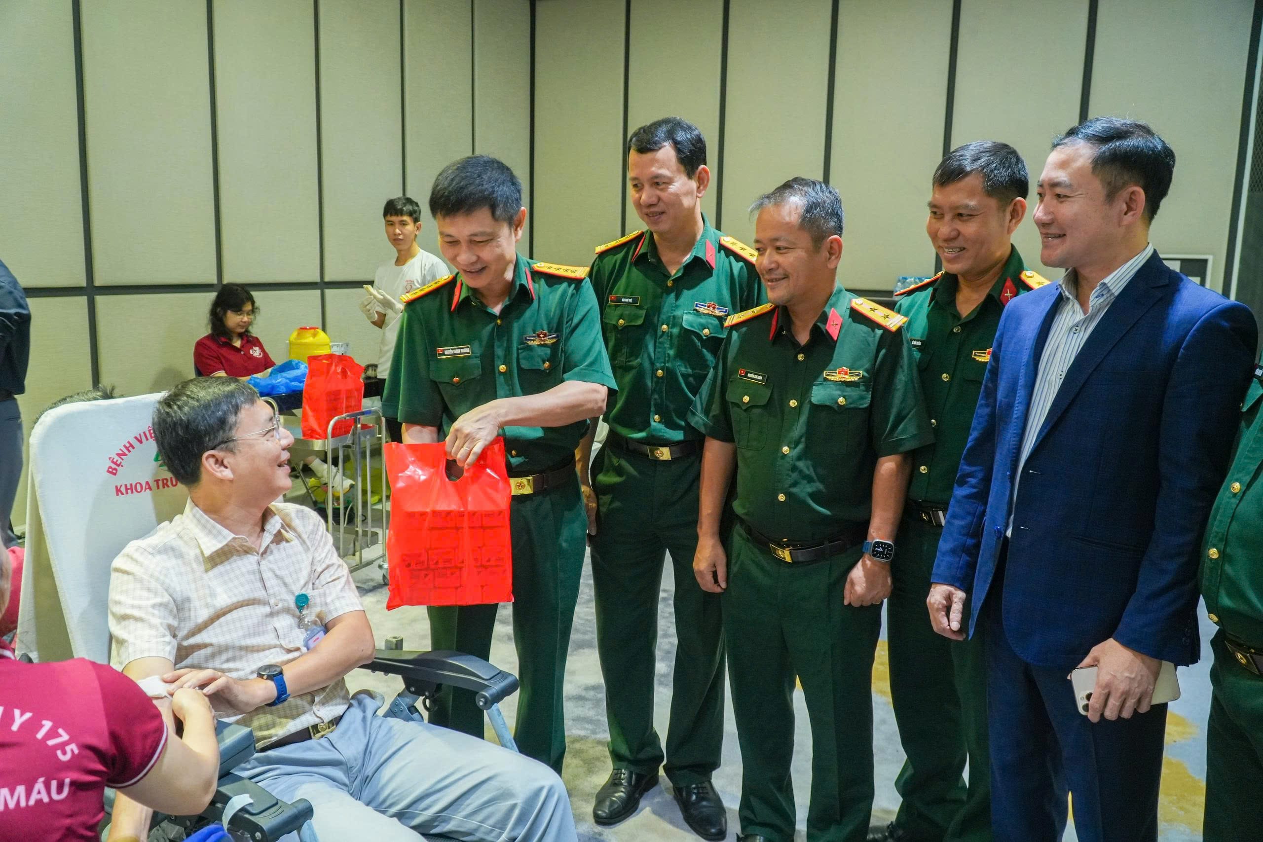 Bệnh viện Quân y 175 phối hợp Tập đoàn Viettel tổ chức chương trình Hiến máu tình nguyện năm 2025