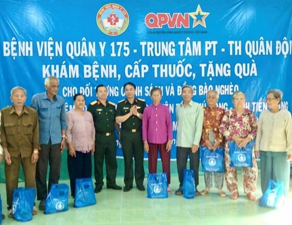 Hoạt động khám bệnh, cấp thuốc miễn phí, tặng quà đối tượng chính sách và đồng bào nghèo huyện Tân Phú Đông