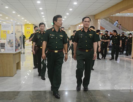 Thượng tướng Vũ Hải Sản kiểm tra tại Bệnh viện Quân y 175