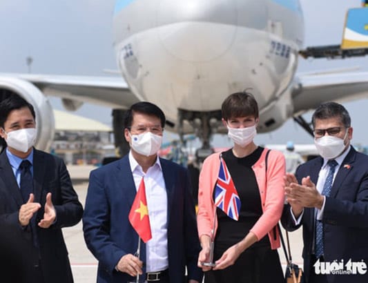 Lô vắc xin ngừa COVID-19 đầu tiên về Việt Nam đã đáp xuống sân bay