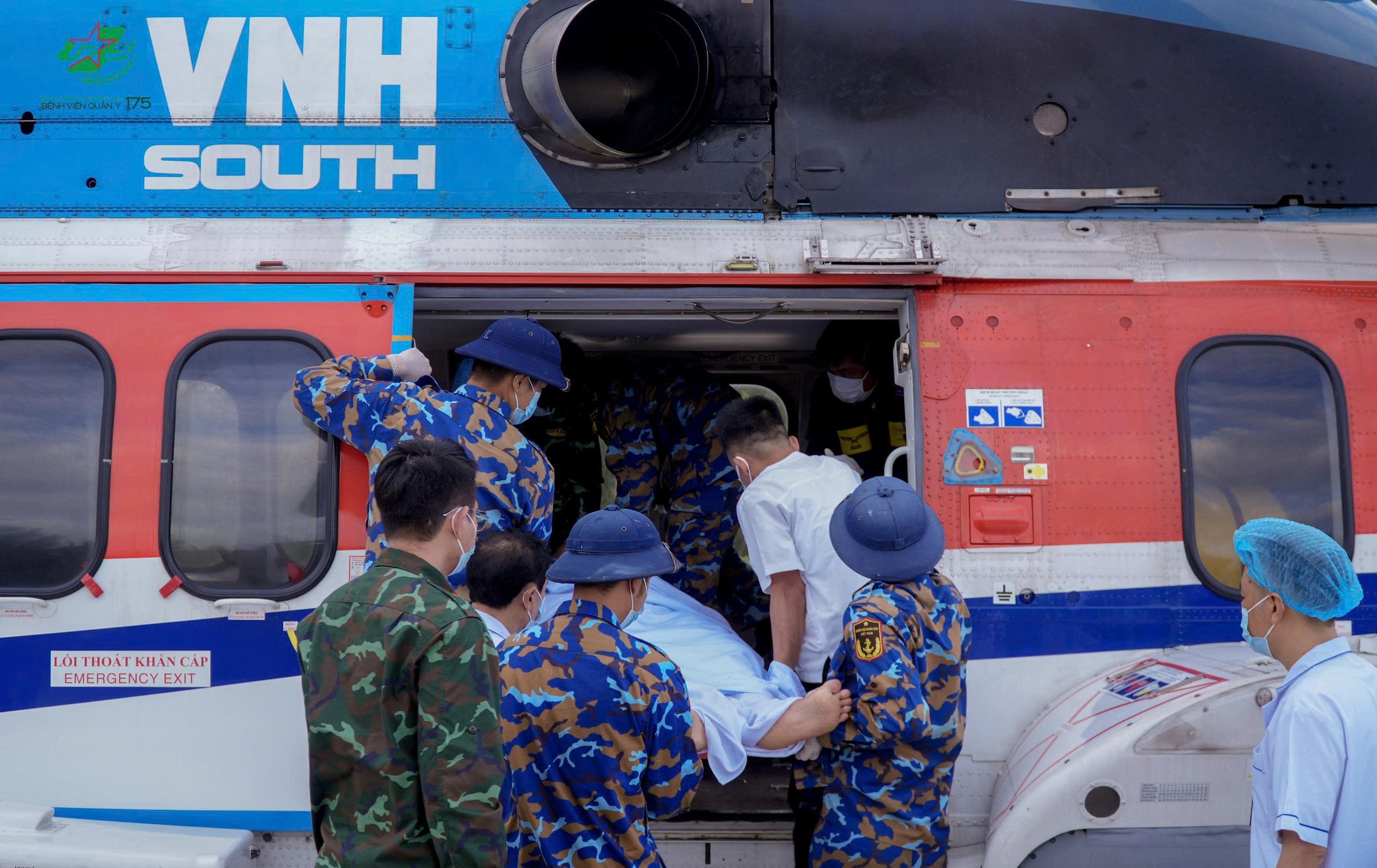 Cấp cứu đường không đưa bệnh nhân nghi nhiễm trùng thần kinh từ đảo sinh tồn về đất liền