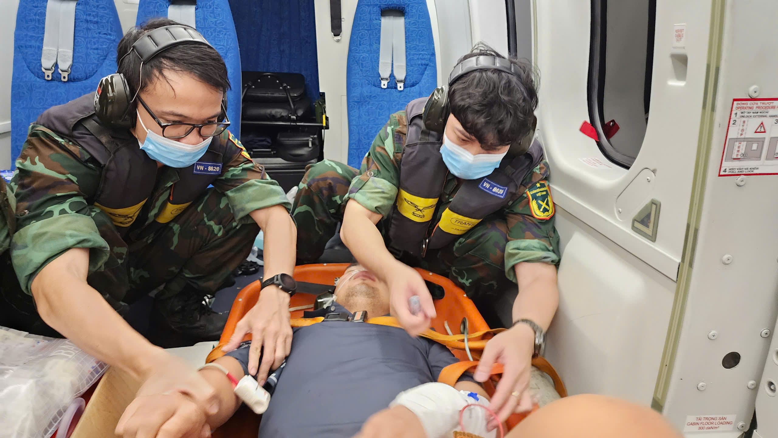 Tổ cấp cứu đường không Bệnh viện Quân y 175 kịp thời đưa bệnh nhân nguy kịch từ đảo An Bang về đất liền
