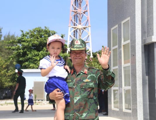 Đầu xuân gặp vị Hổ tướng - áo trắng chống dịch