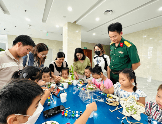 Cán bộ, nhân viên Bệnh viện Quân y 175 chung tay mang niềm vui Trung thu đến cho các em thiếu nhi