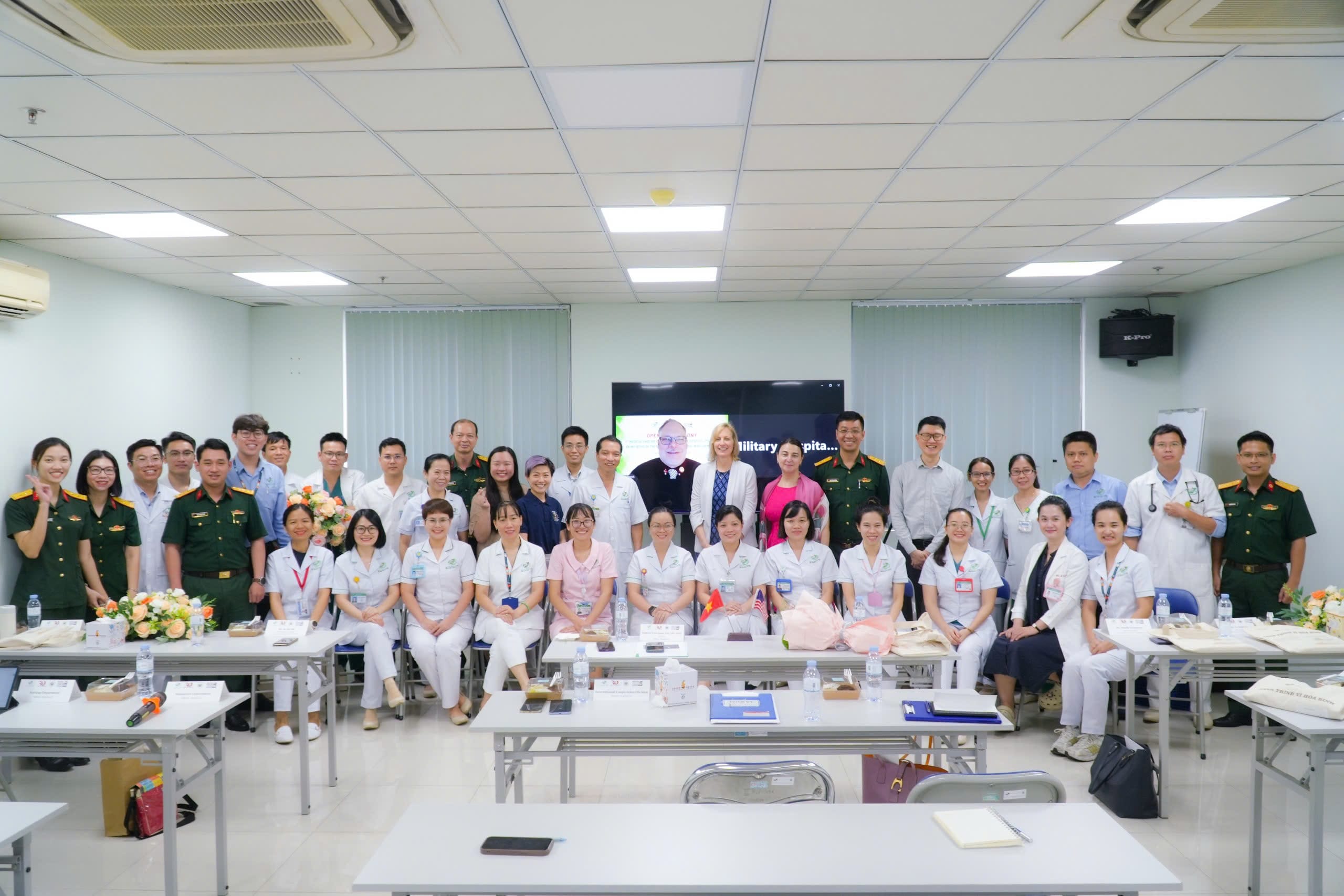 KHAI GIẢNG LỚP TIẾNG ANH CHUYÊN NGÀNH Y KHOA ĐẦU TIÊN TẠI BỆNH VIỆN QUÂN Y 175: DẤU ẤN MỚI TRONG HỢP TÁC VỚI  TỔNG LÃNH SỰ QUÁN HOA KỲ TẠI THÀNH PHỐ HỒ CHÍ MINH