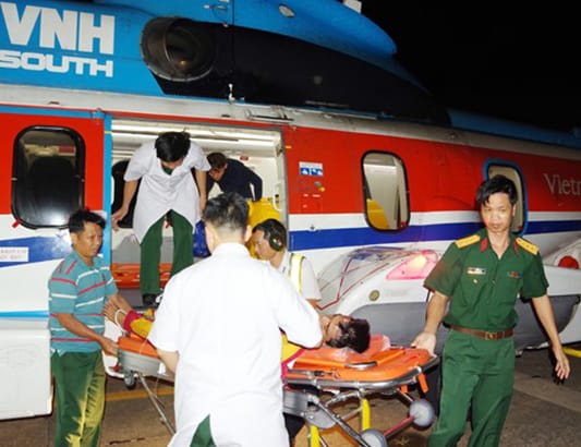 Tích cực điều trị ngư dân gặp nạn chuyển từ đảo Sơn Ca vào đất liền