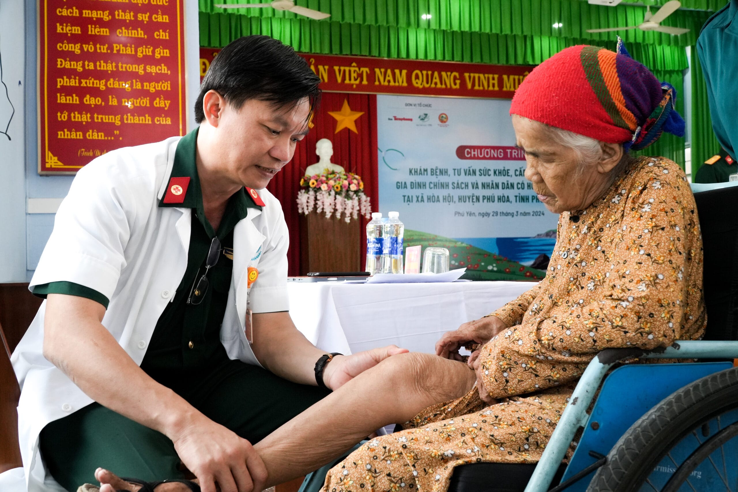 Bệnh viện Quân y 175 tổ chức thăm khám, cấp thuốc miễn phí cho hơn 1.200 người dân có hoàn cảnh khó khăn tại tỉnh Phú Yên