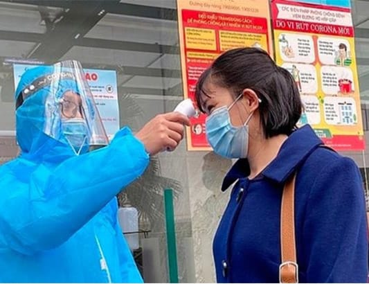 Làn sóng COVID-19 tấn công bệnh viện, làm gì để bảo vệ bệnh nhân cao tuổi ở tuyến cuối?