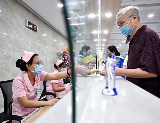 Tổng đài tư vấn chăm sóc F0 bằng 2 ngôn ngữ ở TP.HCM