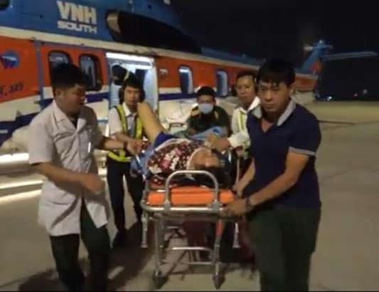 Trực thăng đưa 2 quân nhân gặp nạn trên đảo Sinh Tồn về đất liền cấp cứu