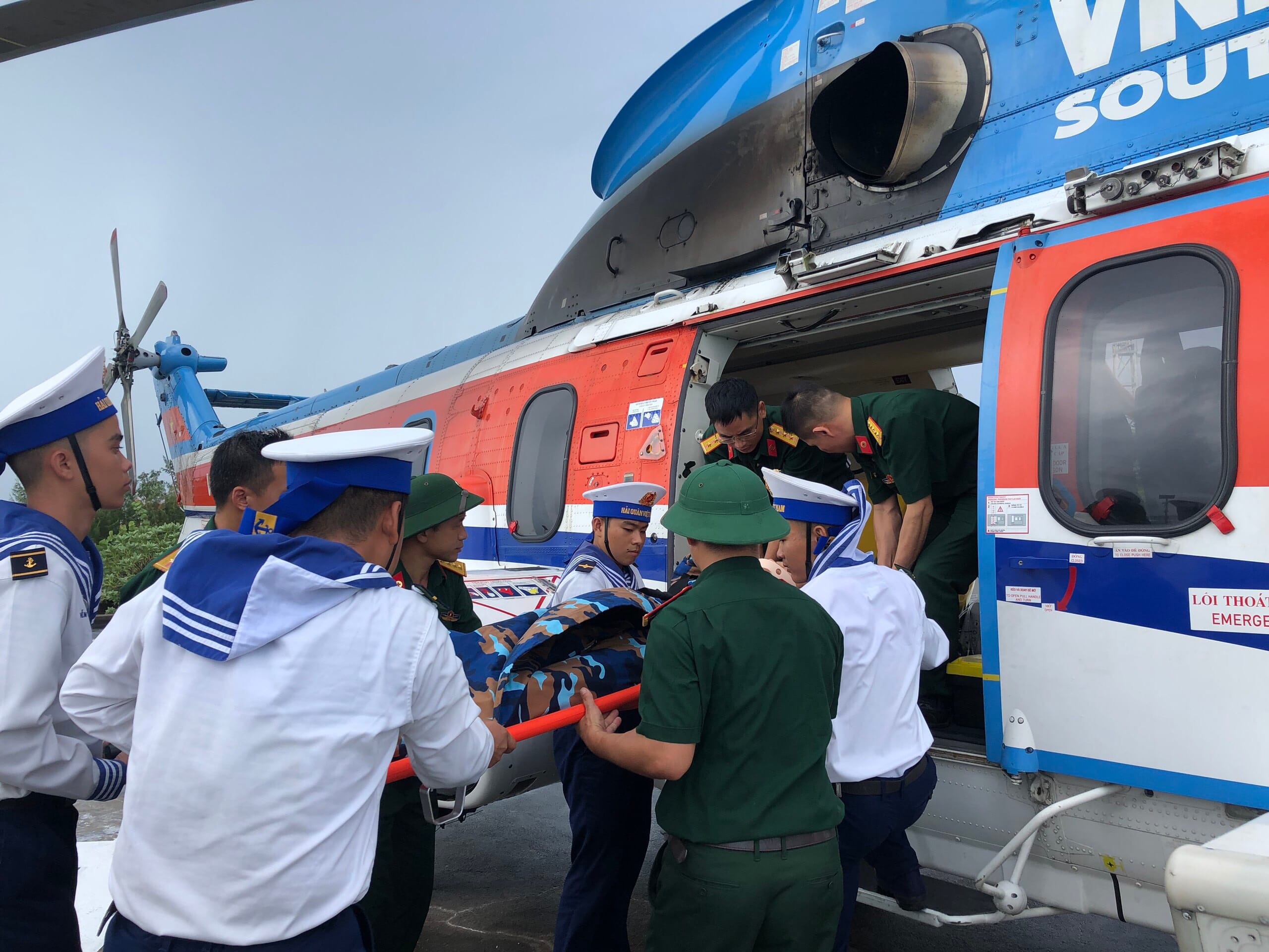 Trực thăng cấp cứu một chiến sĩ bị chấn thương cột sống cổ từ đảo Sơn Ca về đất liền điều trị