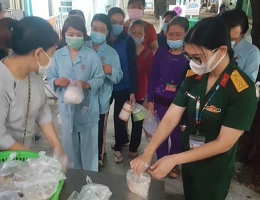 Phụ nữ Bệnh viện Quân y 175 nấu cháo tặng bệnh nhân hoàn cảnh khó khăn
