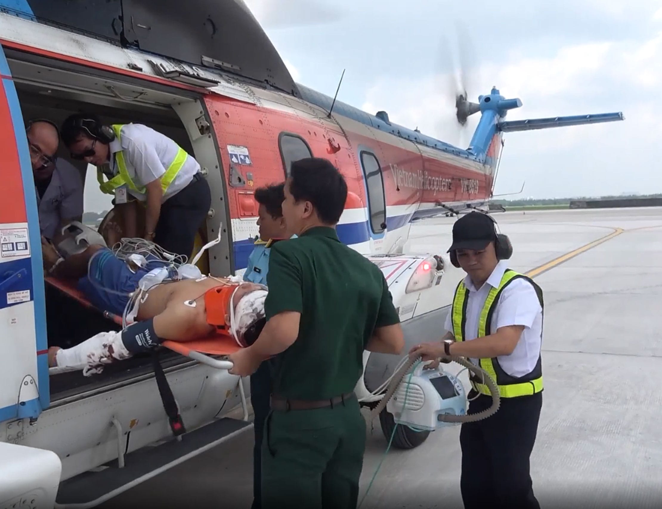 Dùng trực thăng cấp cứu một chiến sĩ bị thương nặng từ quần đảo Trường Sa về đất liền điều trị