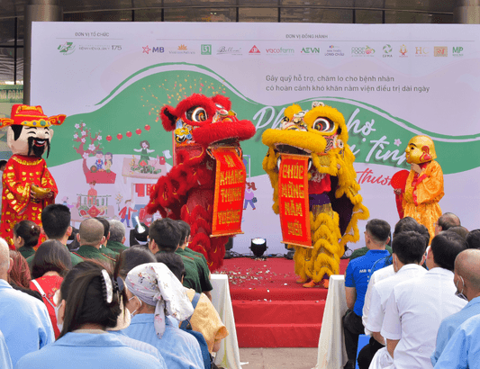 Sôi nổi ngày đầu tiên diễn ra “Phiên chợ nghĩa tình – xuân yêu thương” tại Bệnh viện Quân y 175