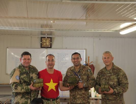 Chiến sĩ gìn giữ hòa bình gói bánh chưng bằng lá chuối, buộc dây bồn bồn