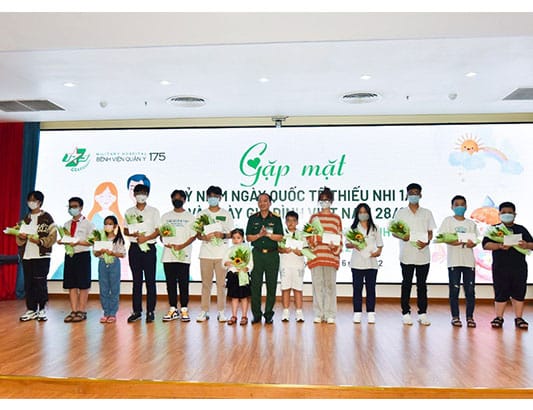 Hơn 400 phần quà được trao tặng cho học sinh giỏi, học sinh nghèo, khuyết tật năm học 2021 - 2022