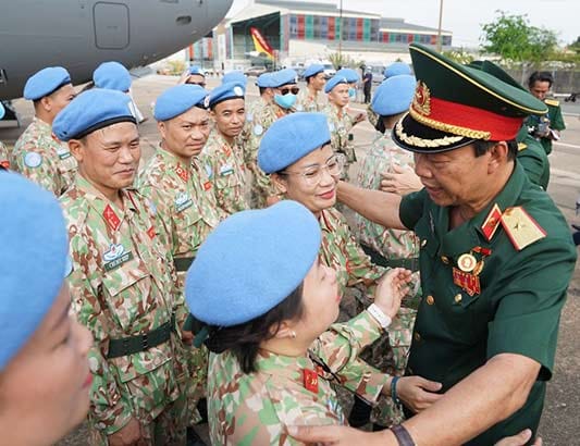 Hình ảnh xúc động buổi tiễn Bệnh viện dã chiến cấp 2 số 3 lên đường đến Nam Sudan