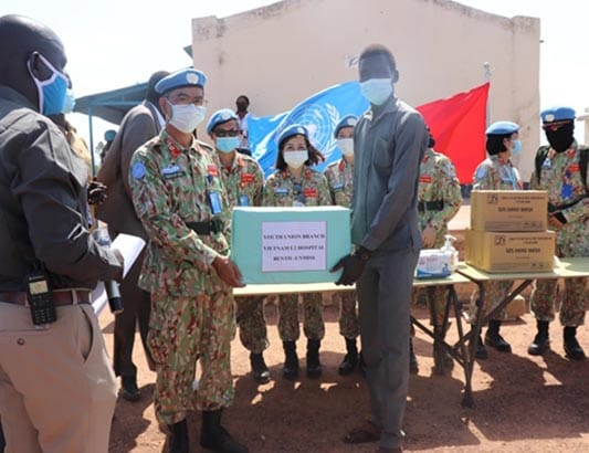 Bác sĩ mũ nồi xanh Việt Nam tặng quà cho trẻ em Nam Sudan