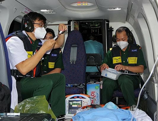 Trực thăng đưa quân nhân bị nhồi máu cơ tim về đất liền cấp cứu