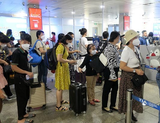 Việt Nam dừng xét nghiệm COVID-19 với người nhập cảnh từ 15-5