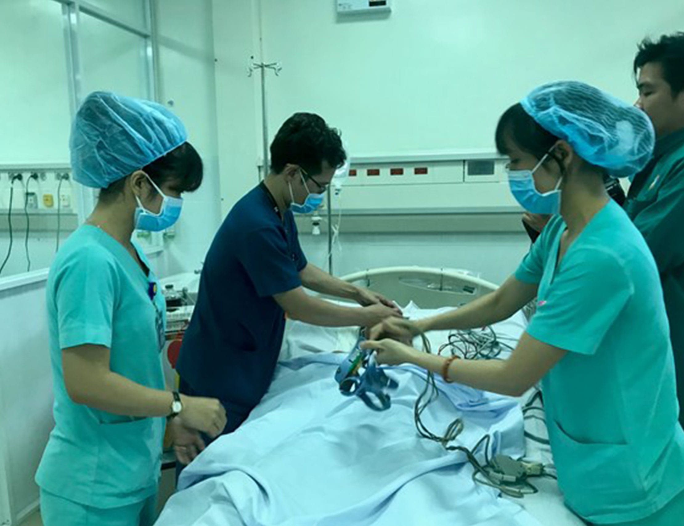 Bệnh nhân bị xuất huyết não được đưa từ Trường Sa vào đất liền điều trị