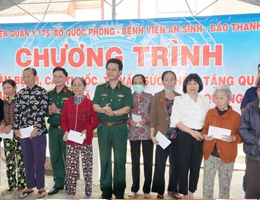Bệnh viện Quân y 175 khám bệnh, cấp thuốc cho người dân Quảng Ngãi