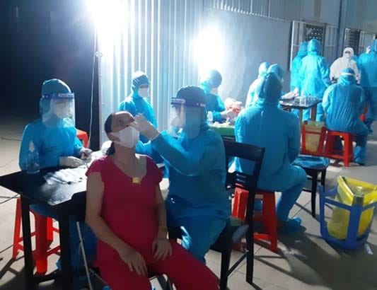 Bệnh viện Quân y 175 hỗ trợ Sở Y tế TP Hồ Chí Minh lấy mẫu xét nghiệm SARS-CoV-2