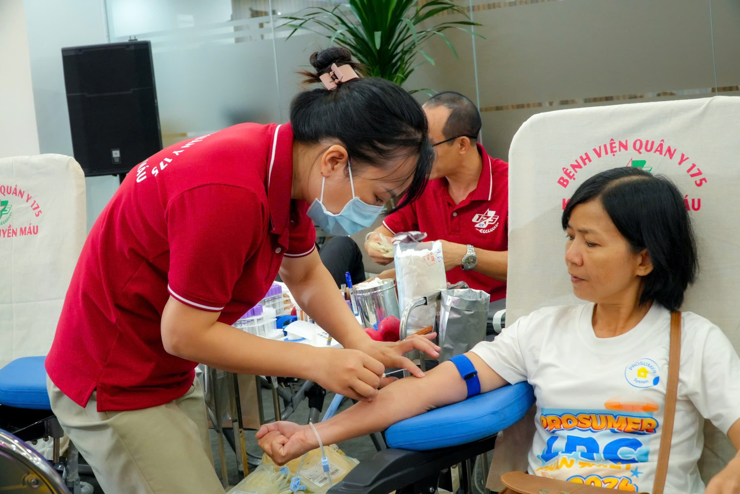 Bệnh viện Quân y 175 phối hợp tổ chức chương trình hiến máu tình nguyện “Chủ nhật Đỏ” tại Công ty Amway việt nam
