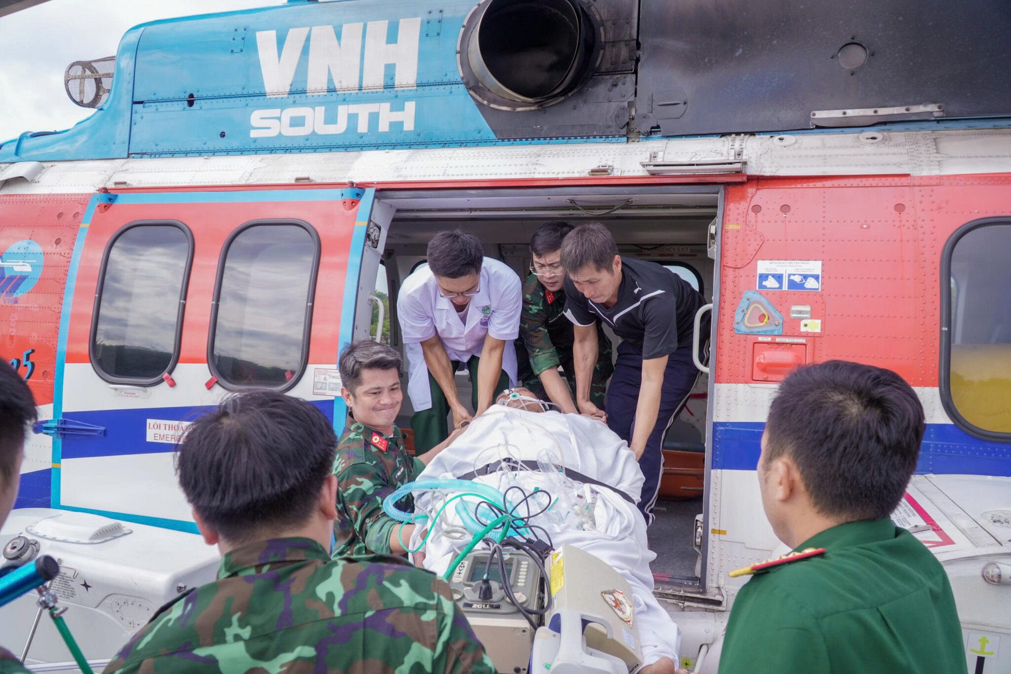  CẤP CỨU VÀ VẬN CHUYỂN KHẨN CẤP NGƯ DÂN GIẢM ÁP TẠI ĐẢO SONG TỬ TÂY