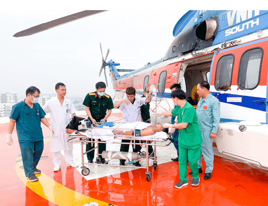 Tổ cấp cứu đường không Bệnh viện Quân y 175 kịp thời đưa ngư dân bị đa chấn thương nặng từ Trường Sa về đất liền