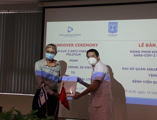 Bệnh viện Quân Y 175 tiếp nhận màng phim chống virus do Isarel sản xuất