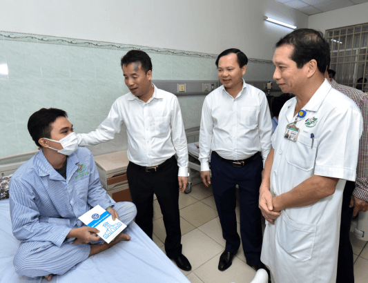 Bảo hiểm xã hội Việt Nam đến thăm, tặng quà chúc Tết đến các bệnh nhân có hoàn cảnh khó khăn tại Bệnh viện Quân y 175