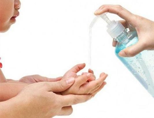 Nước rửa tay chứa cồn dính vào mắt dễ gây thương tích nghiêm trọng, cách dùng an toàn