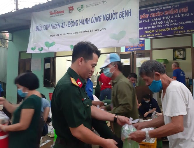 Đoàn viên, thanh niên mang phần ăn sáng đến người bệnh