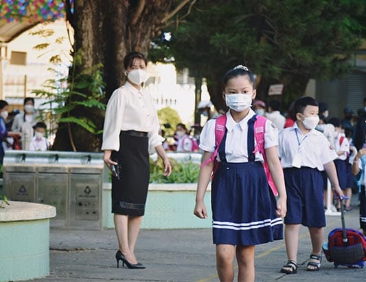 Trẻ em mắc COVID-19 mức độ nhẹ nên được điều trị chăm sóc tại nhà