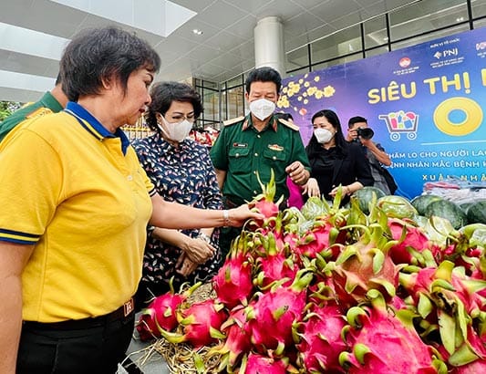 Bệnh nhân, người nghèo được sắm đồ Tết 0 đồng ngay tại bệnh viện