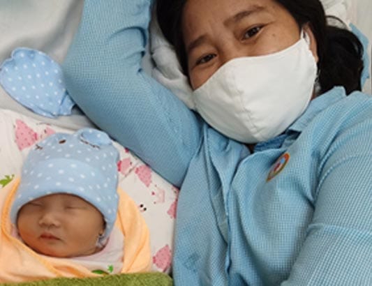 Cứu sống mẹ và thai nhi ngôi mông sa chân, dây rốn thắt nút quấn 3 vòng cổ