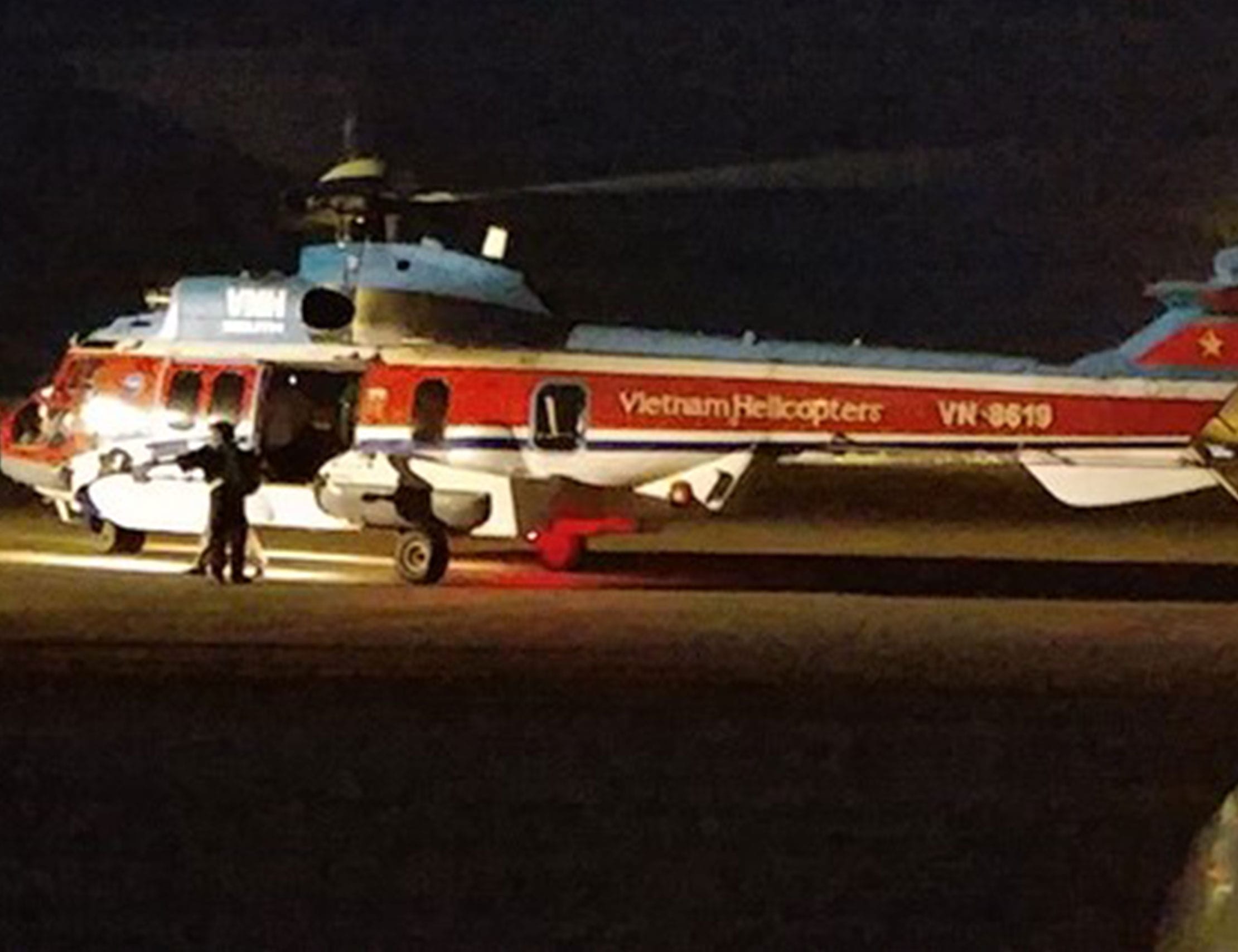 Chuyển bệnh nhân từ nhà giàn DK1 vào đất liền cấp cứu