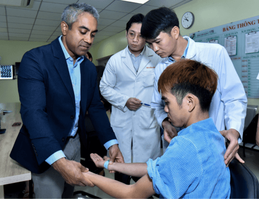 Kết nối chuyên gia quốc tế phẫu thuật chấn thương chỉnh hình phức tạp bàn tay cho người bệnh