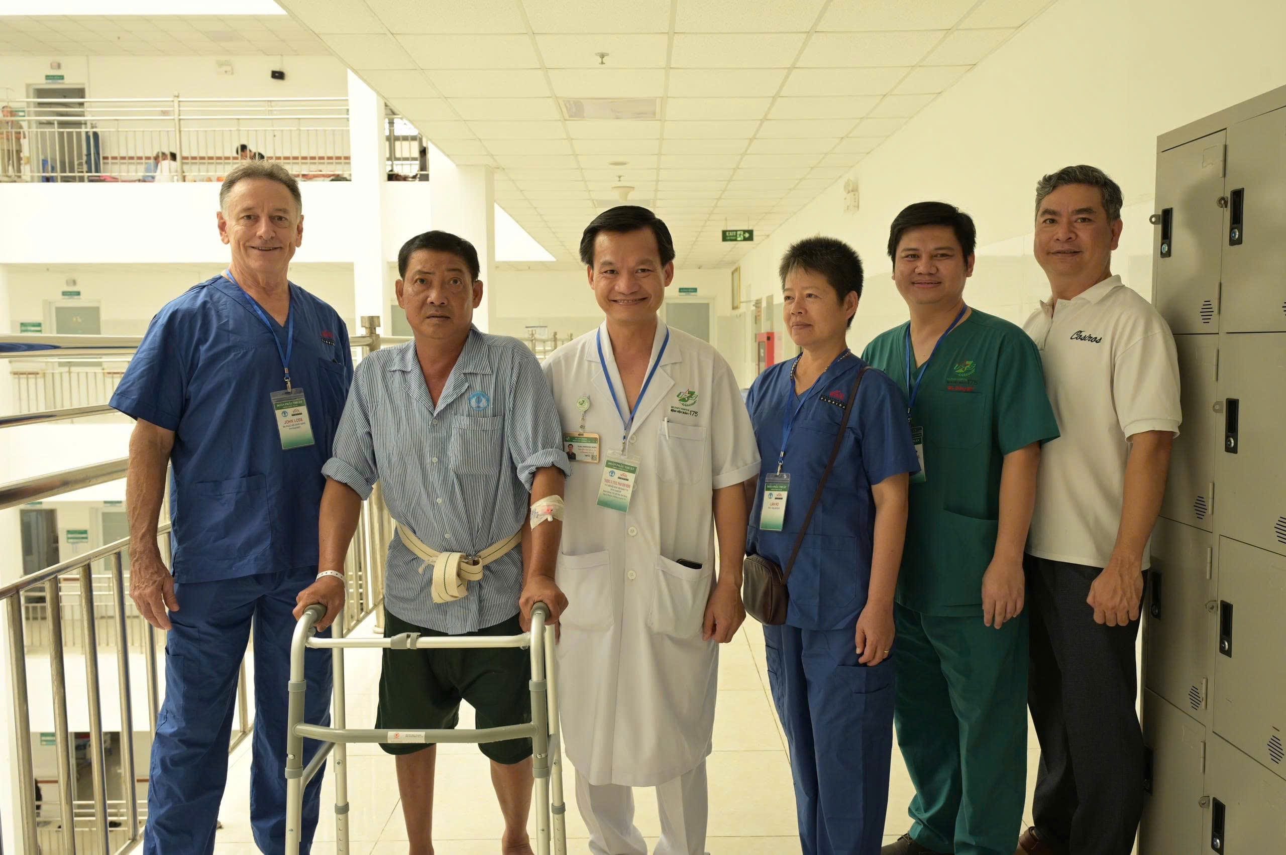 Đoàn công tác Bệnh viện Quân y 175 phối hợp với Bệnh viện Đa khoa Đồng Tháp và Tổ chức Operation Walk Florida (Hoa Kỳ) phẫu thuật khớp háng miễn phí cho bệnh nhân có hoàn cảnh khó khăn