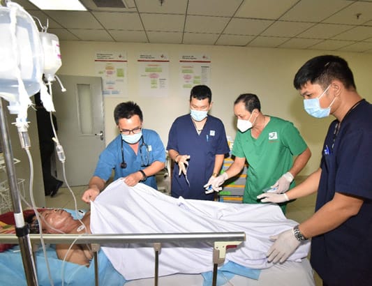 Tổ cấp cứu đường không Bệnh viện Quân y 175 “bứt tốc” trong đêm đưa ngư dân bị đột quỵ từ đảo Song Tử về đất liền