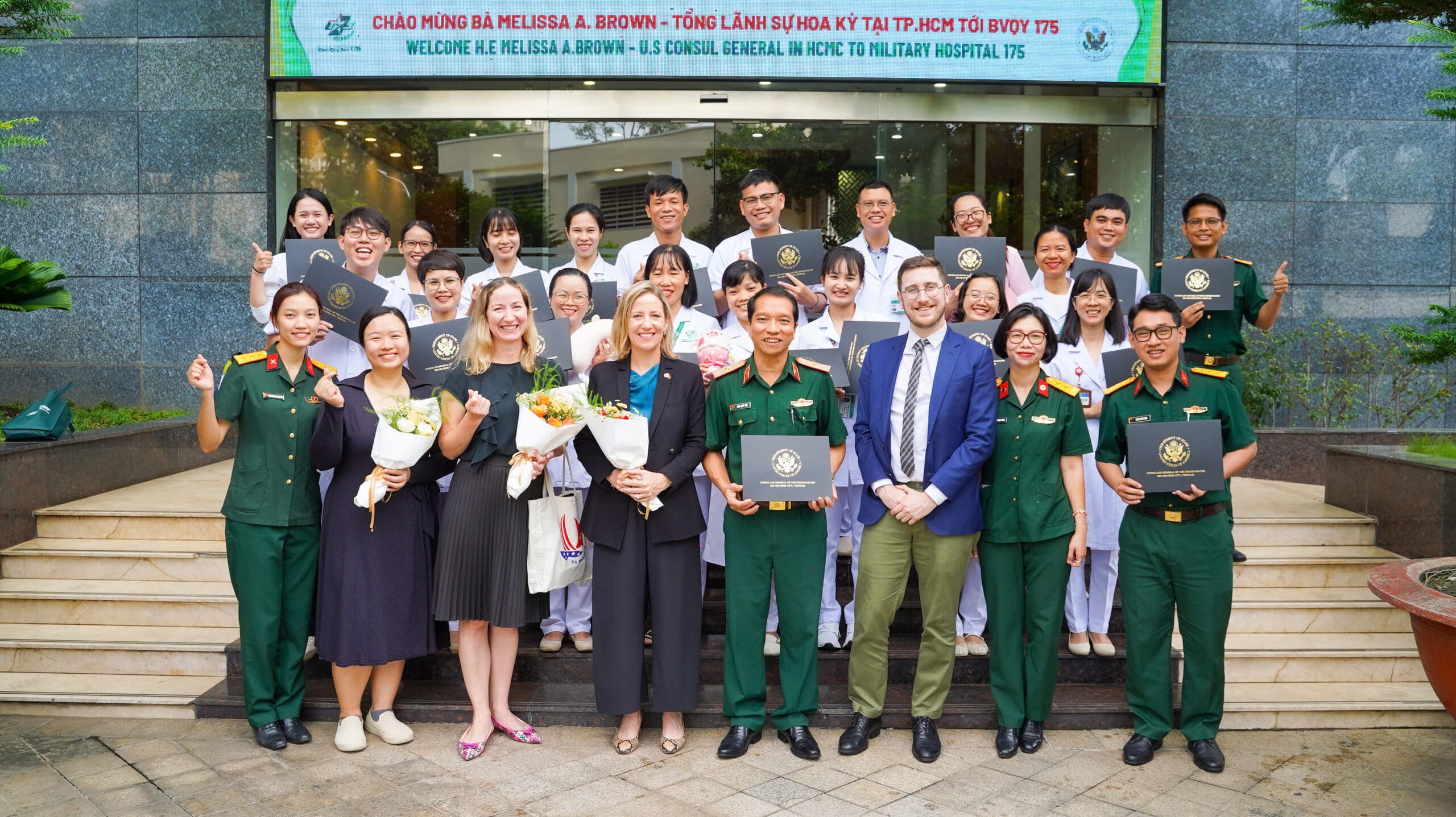 Bệnh viện Quân y 175 bế giảng Khóa đào tạo Tiếng Anh chuyên ngành Y khoa