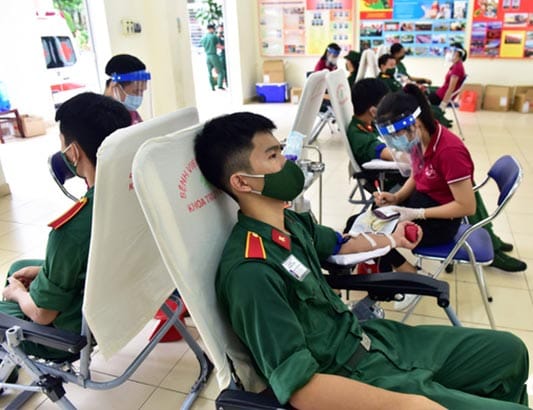 Hàng trăm quân nhân 'ứng cứu' ngân hàng máu Bệnh viện Quân y 175