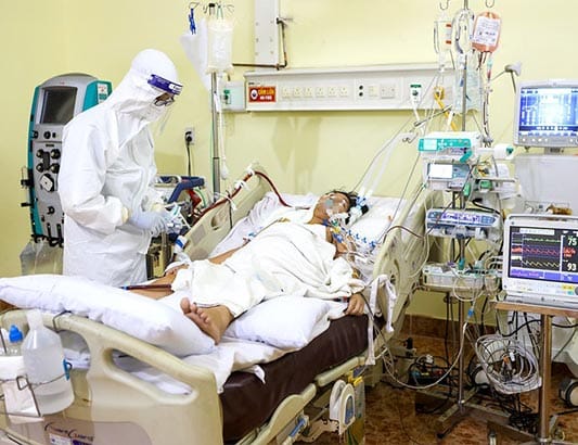 Canh từng nhịp thở, tắm gội, an ủi bệnh nhân COVID-19