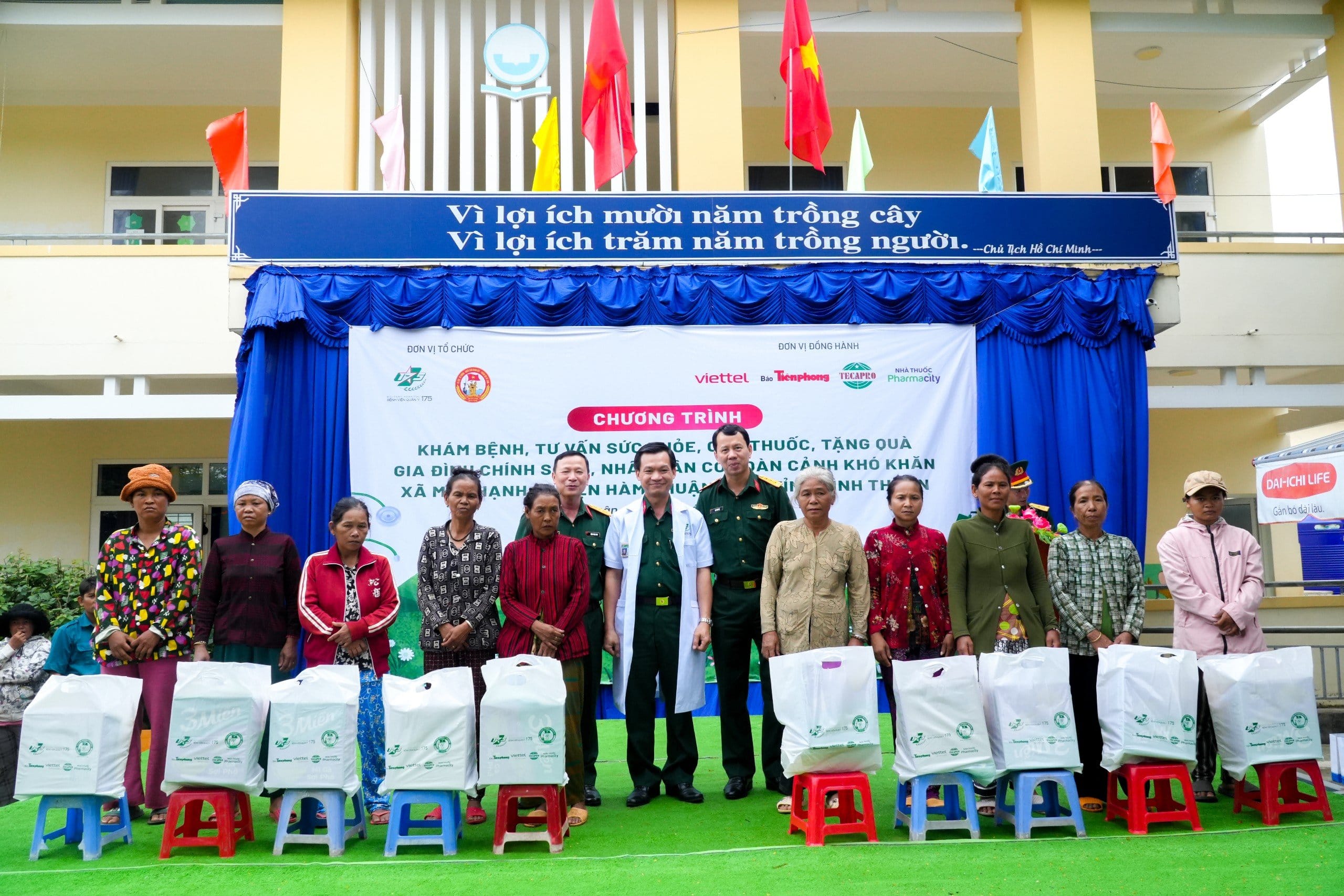 Bệnh viện Quân y 175 khám bệnh, cấp thuốc, tặng quà miễn phí cho người dân có hoàn cảnh khó khăn và các gia đình chính sách tại Bình Thuận